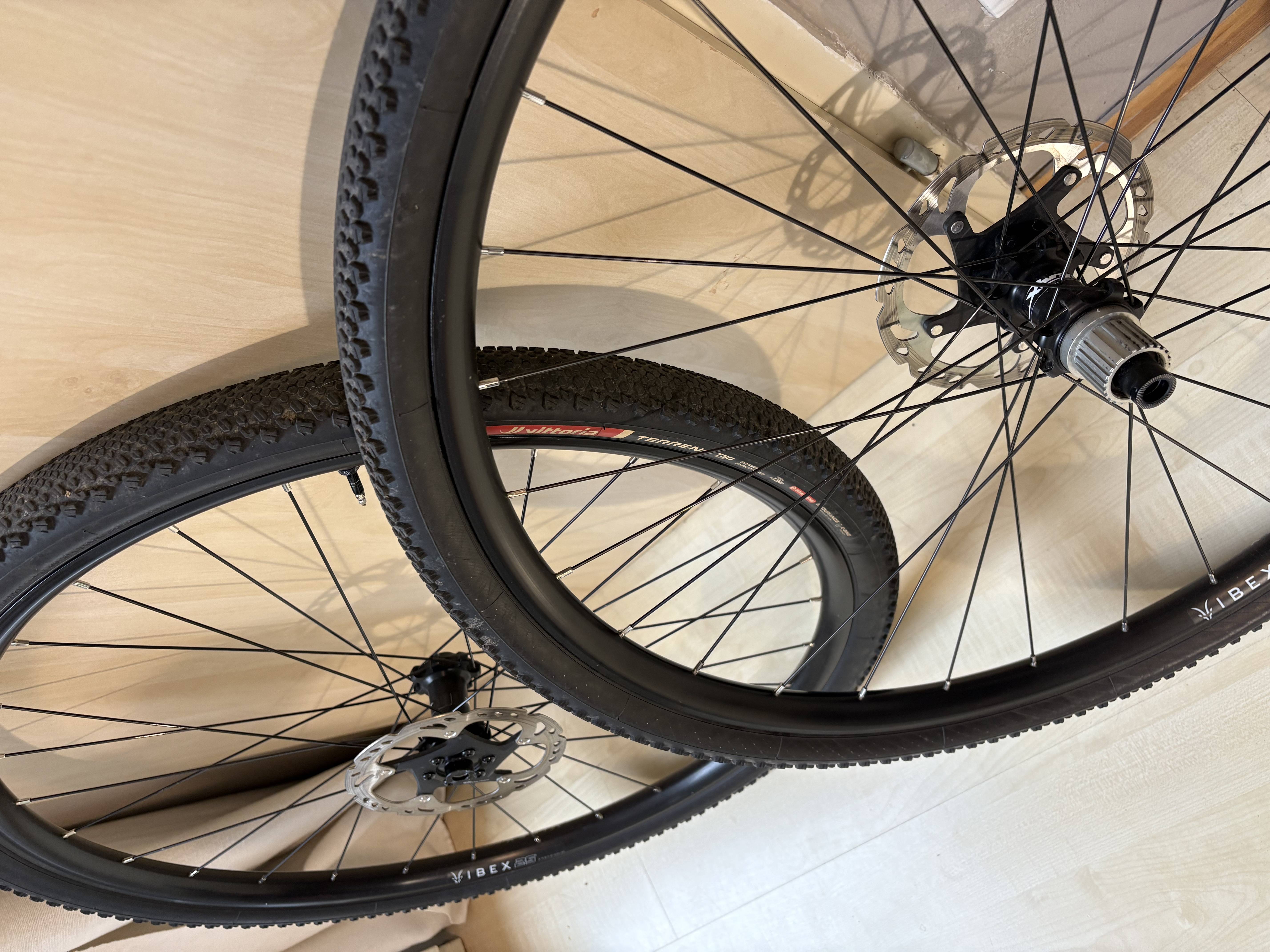 Gravel 28 zapletená kola REMERX IBEX Microspline + pláště Vittoria a kotouče XT