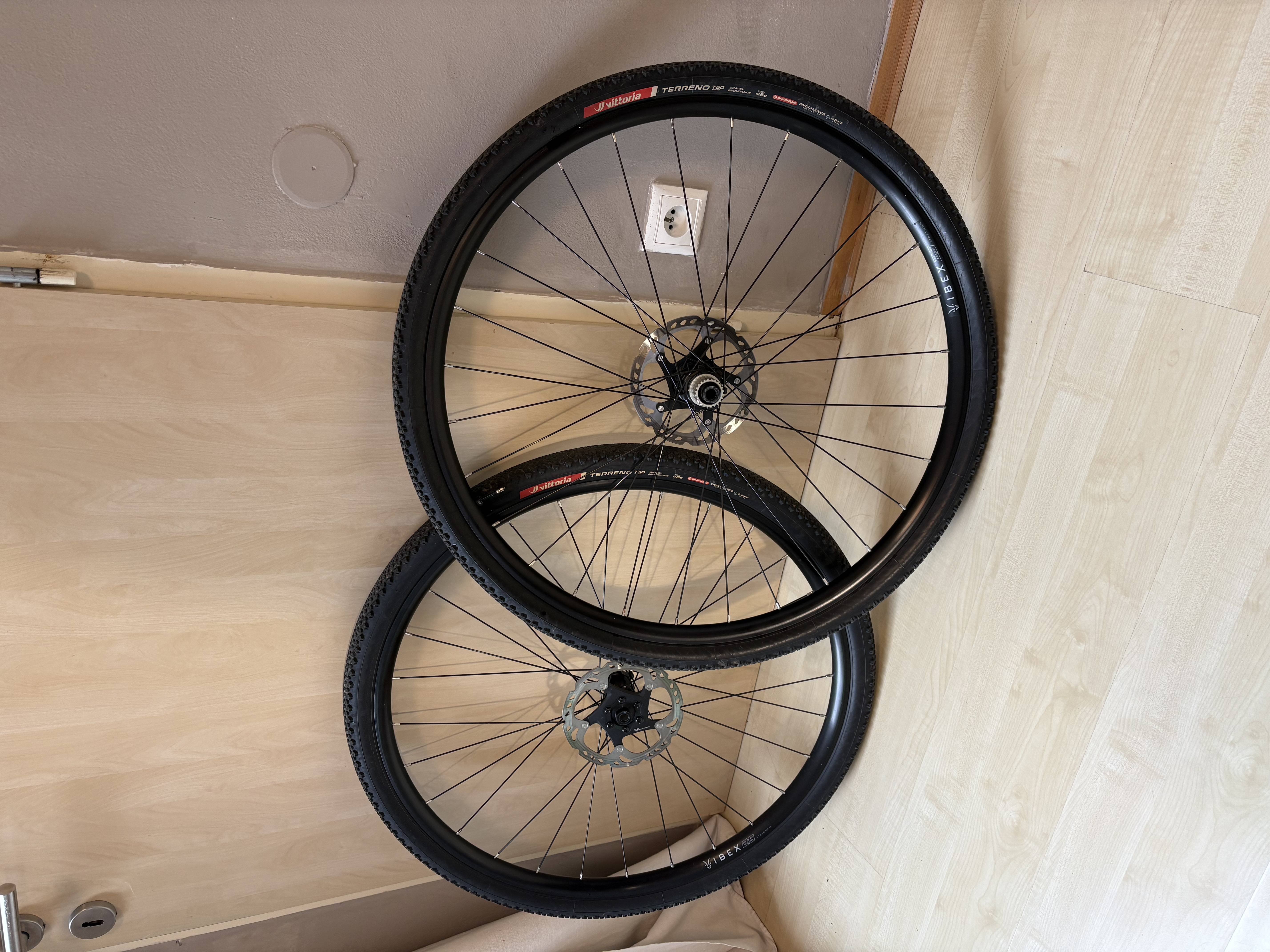 Gravel 28 zapletená kola REMERX IBEX Microspline + pláště Vittoria a kotouče XT
